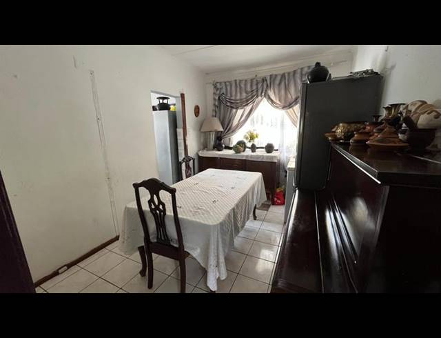 3 BEDROOM HOUSE FOR SALE IN BISLEY